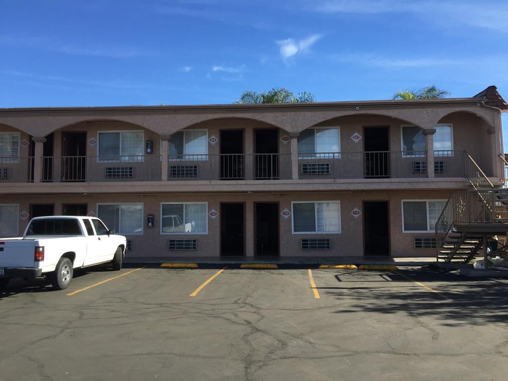 Foxy'S Motor Inn On Florence & Hoover St - Los Angeles — Photos 3